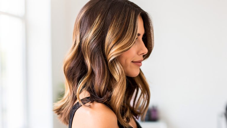 balayage caramel sur cheveux bruns mi longs