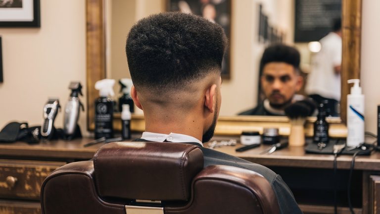 homme portant un taper mid afro soign devant un mi