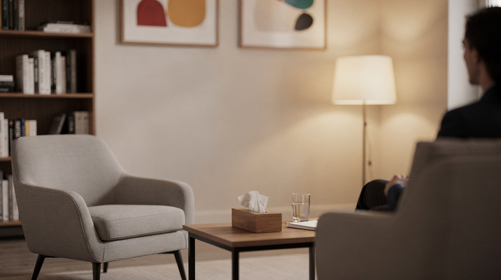 Consultation chez un psychologue, personne assise face à un thérapeute dans un cabinet