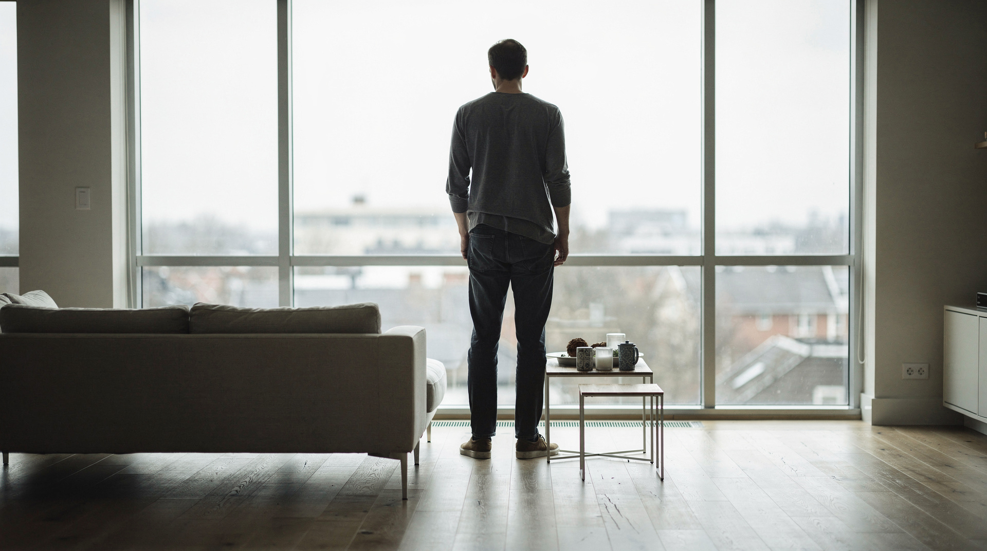 Homme mélancolique regardant par une fenêtre