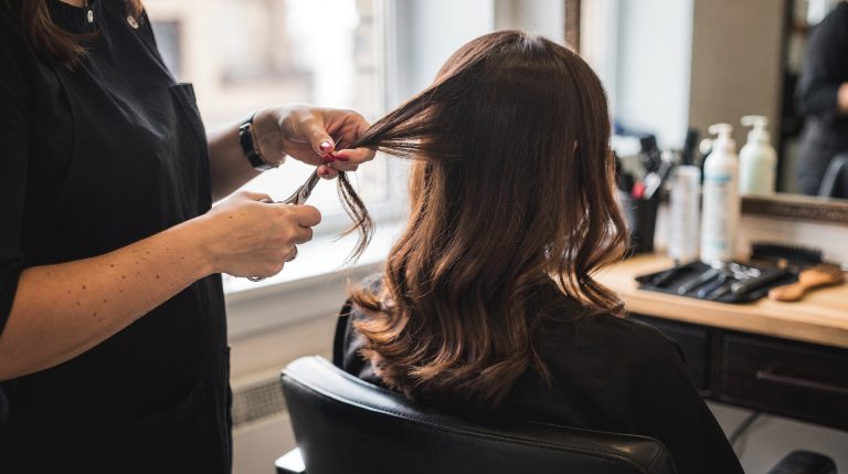 Femme de 40 ans au salon de coiffure