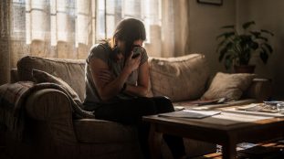 Femme anxieuse regardant son téléphone avec des notifications en rafale