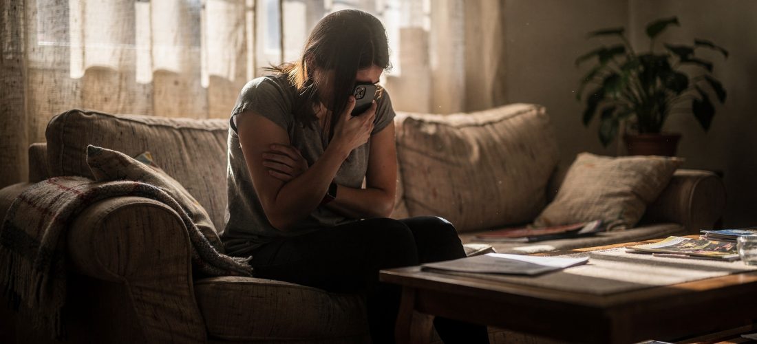 Femme anxieuse regardant son téléphone avec des notifications en rafale