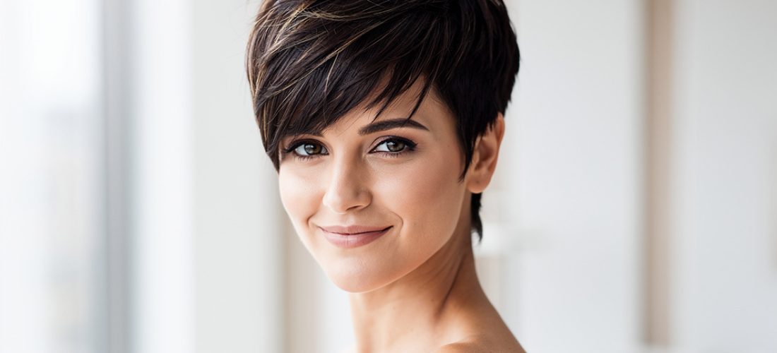 femme avec une coupe pixie effil e sur cheveux pai
