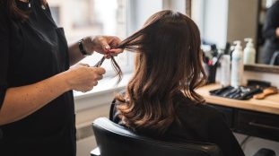 Femme de 40 ans au salon de coiffure