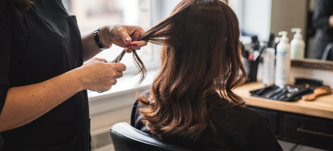 Femme de 40 ans au salon de coiffure