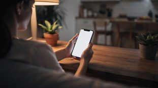 Femme lisant un message sur son téléphone avec une expression préoccupée