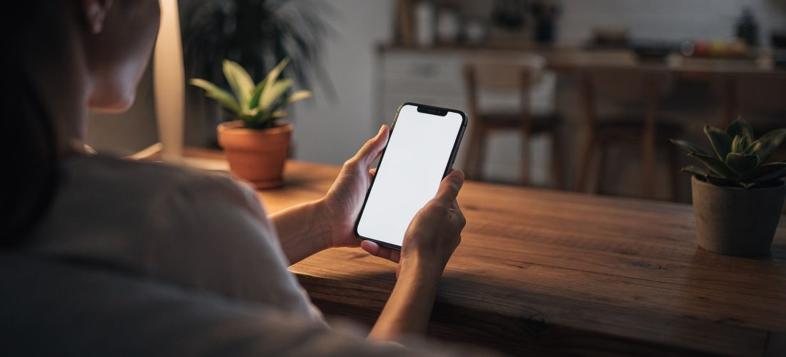 Femme lisant un message sur son téléphone avec une expression préoccupée