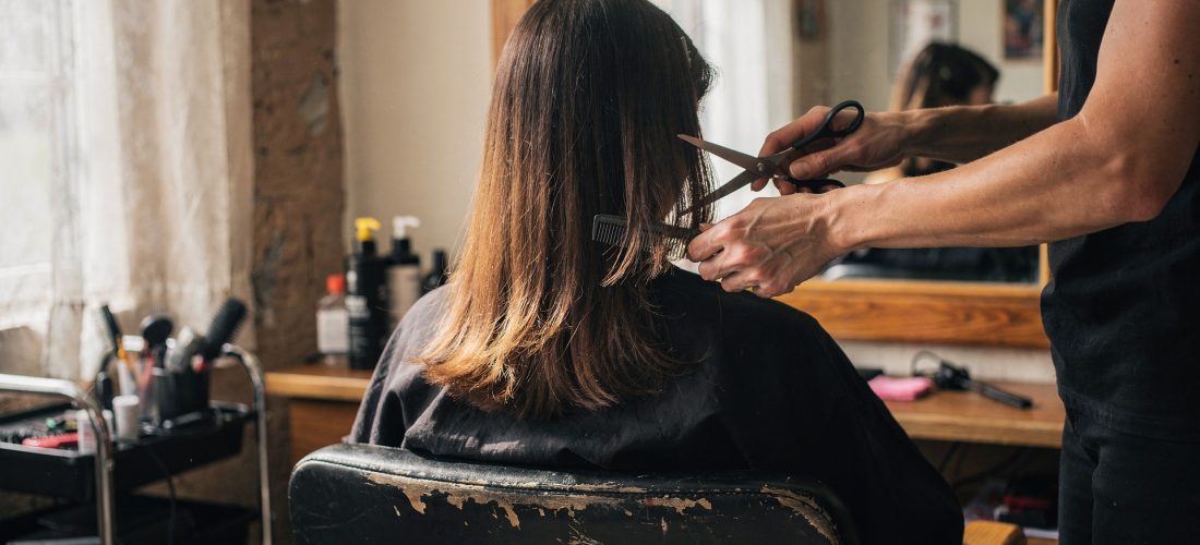Femme se faisant coiffer en salon