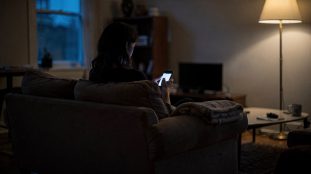 Femme seule tenant son téléphone après une rupture