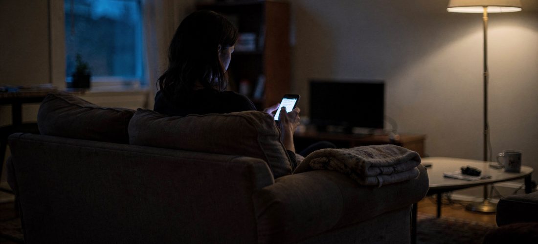 Femme seule tenant son téléphone après une rupture