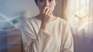 Femme se pinçant le nez, avec des particules et des horloges en fond, évoquant le réflexe d'éternuement.