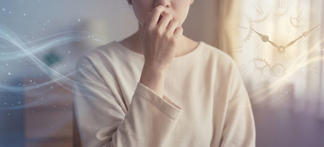 Femme se pinçant le nez, avec des particules et des horloges en fond, évoquant le réflexe d'éternuement.