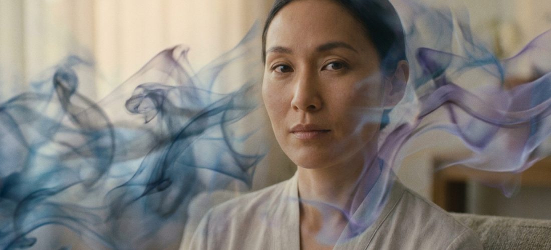 Une femme sereine au regard intense, entourée de volutes de fumée bleues et violettes symbolisant la confusion ou la pensée profonde.